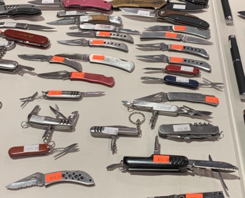 Variety of knives, pocket knives, switch blades at Tectron table at gun and knife shows in Oregon